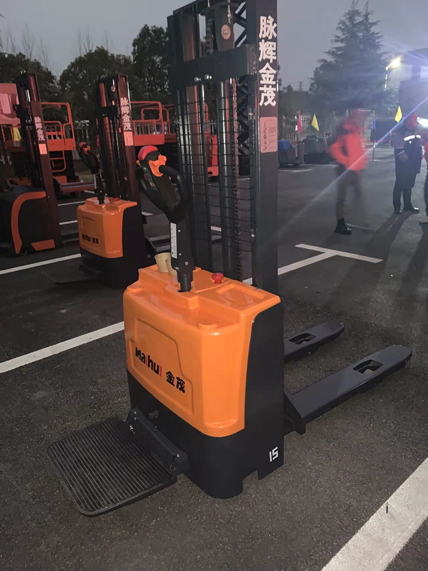 踏板式電動堆高車